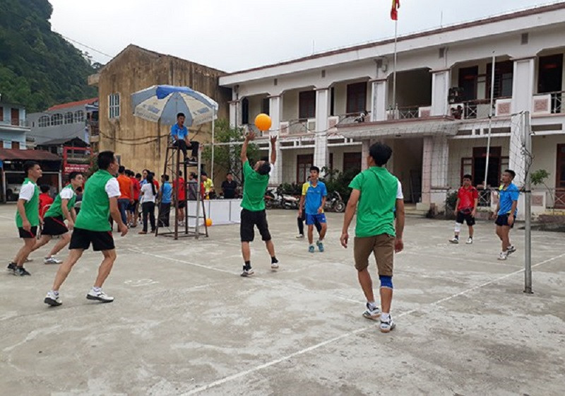 Hình ảnh minh họa kỹ thuật búng bóng chuyền hơi cơ bản