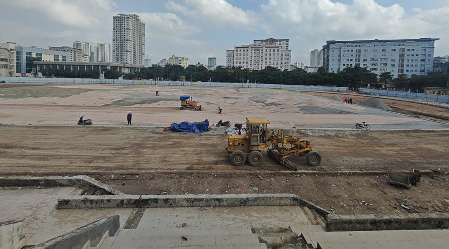 Hình ảnh một góc sân bóng đá với hệ thống tưới nước tự động đang hoạt động