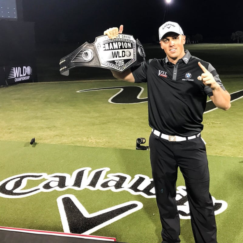 Hình ảnh một golfer đang thực hiện cú phát bóng driver, kỹ năng cần độ chính xác và lực mạnh mẽ, tương tự như việc tạo ra một kỷ lục đánh đầu xa nhất trong bóng đá.