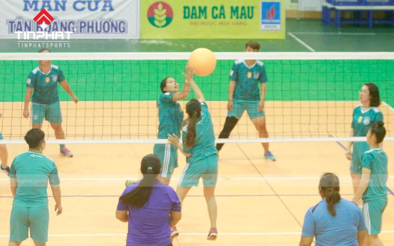 Hình ảnh một người đang luyện tập cách đập bóng chuyền hơi mạnh hơn