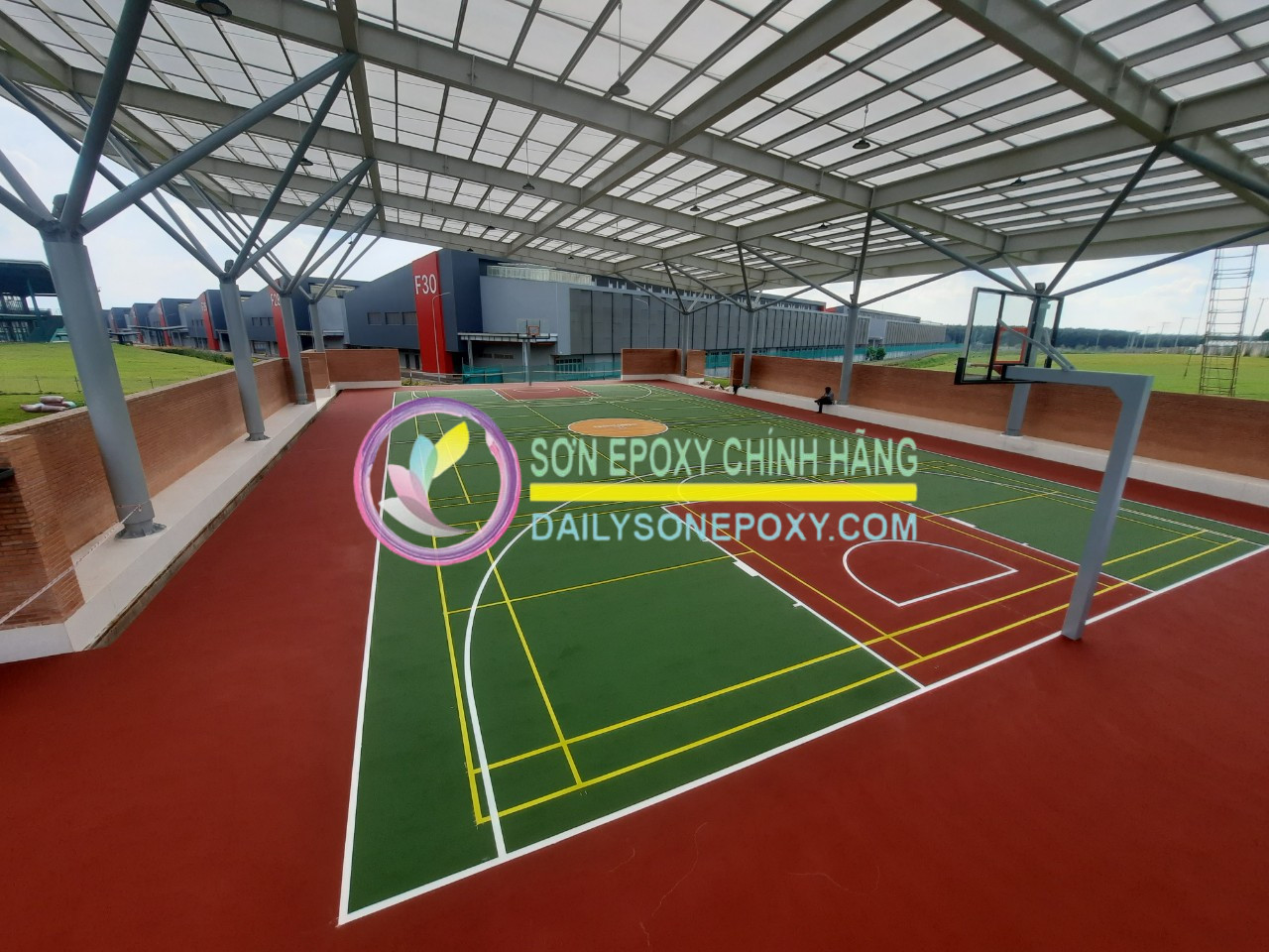 Hình ảnh một sân bóng rổ ngoài trời hiện đại với bề mặt được sơn chuyên dụng