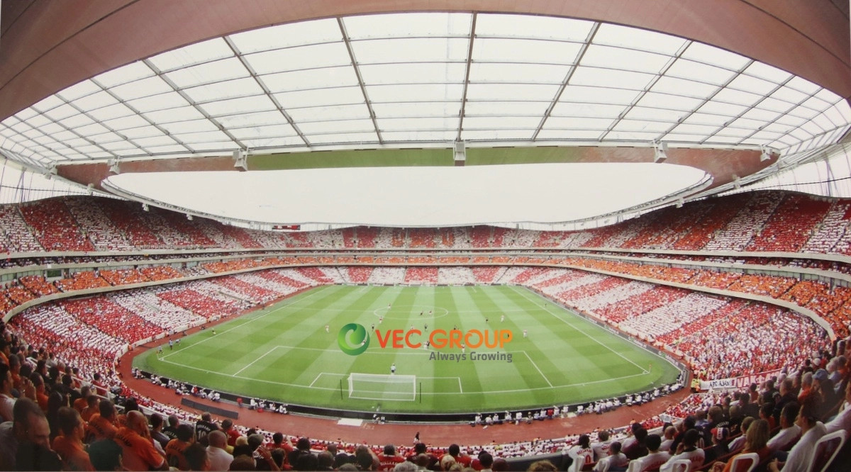 Hình ảnh một sân vận động bóng đá tiêu chuẩn FIFA với khu vực phạt đền và vùng cấm địa rõ ràng
