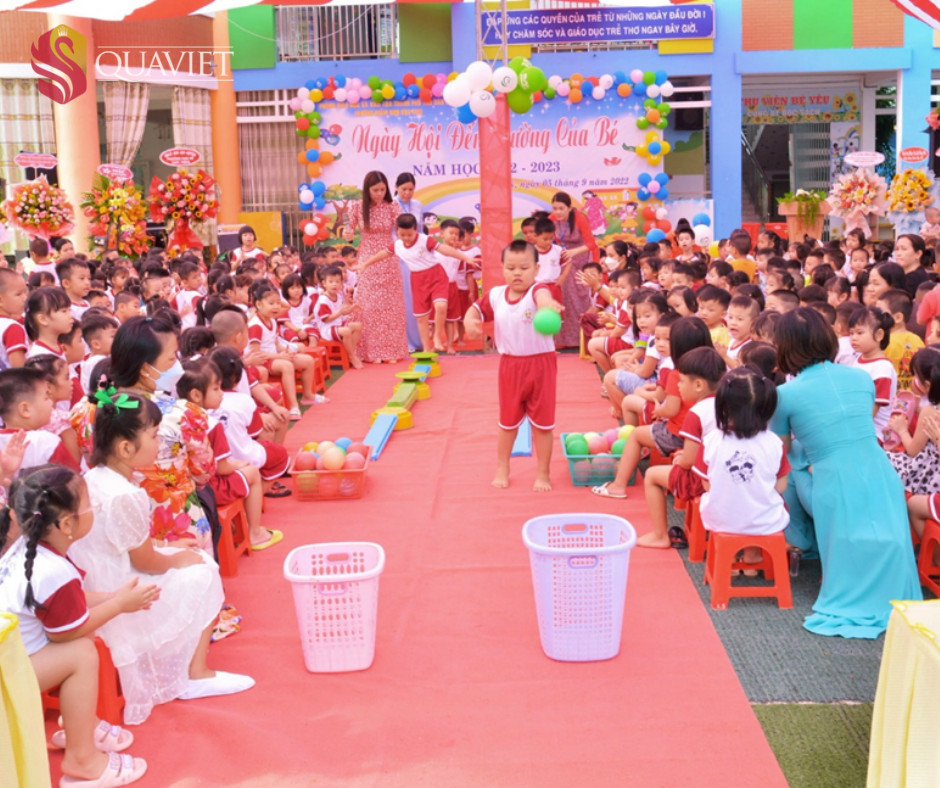 Hình ảnh nhóm người chơi vui vẻ trong trò chơi ném bóng vào rổ team building