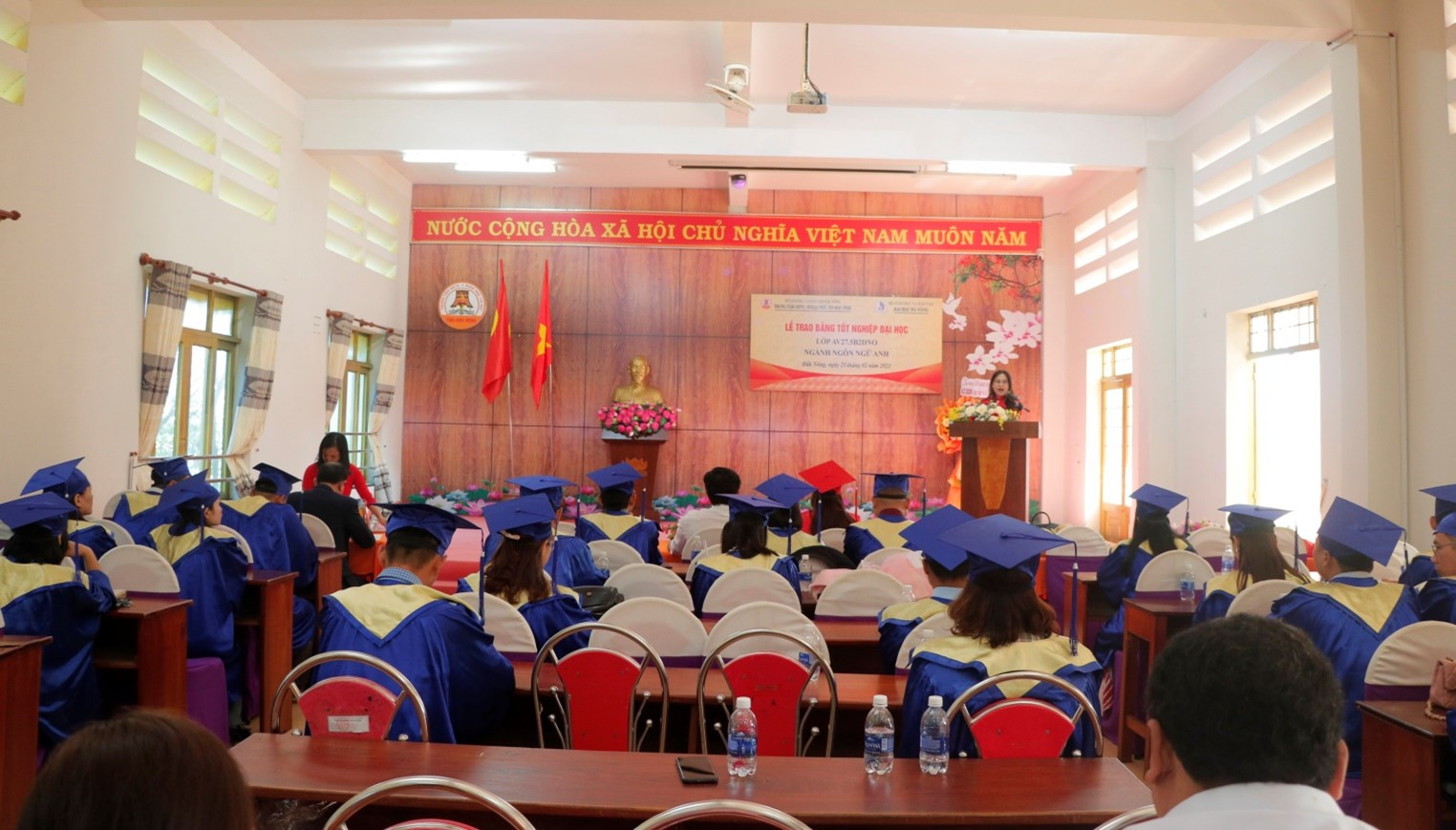 Hình ảnh tập thể sinh viên tốt nghiệp và giảng viên trong lễ trao bằng, một sự kiện quan trọng biểu thị sự chuẩn bị kỹ lưỡng và nỗ lực bền bỉ, cũng như tầm quan trọng của việc soi kèo bóng rổ cần sự chuẩn bị và kiên trì.
