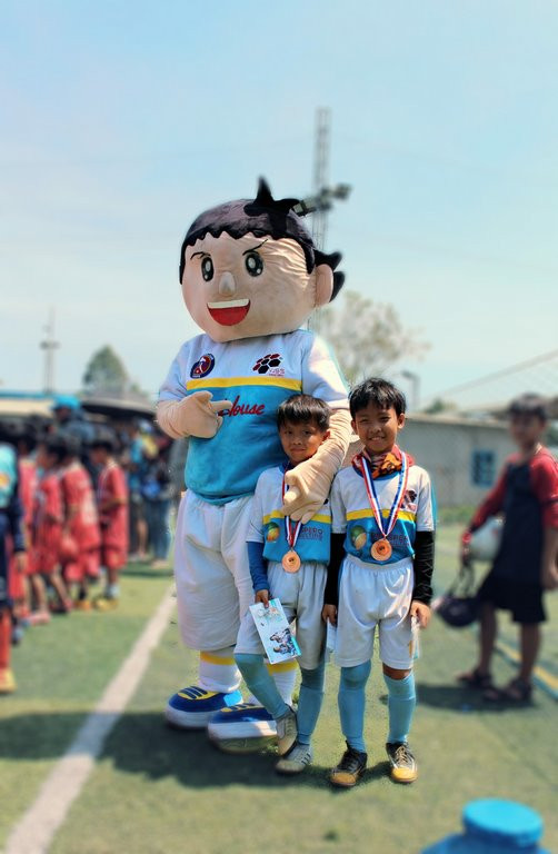 Hình ảnh Tsubasa, biểu tượng của VJSS, đại diện cho đam mê và ước mơ trong bóng đá, khuyến khích các em học viên tại trung tâm bóng đá nam việt