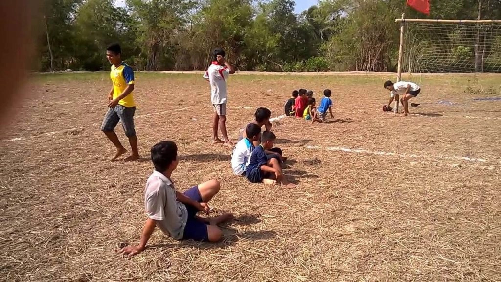 Hình ảnh về một trận bóng đá phủi thời xưa với sân bãi đơn giản, minh chứng cho sự mộc mạc của bóng đá phủi truyền thống