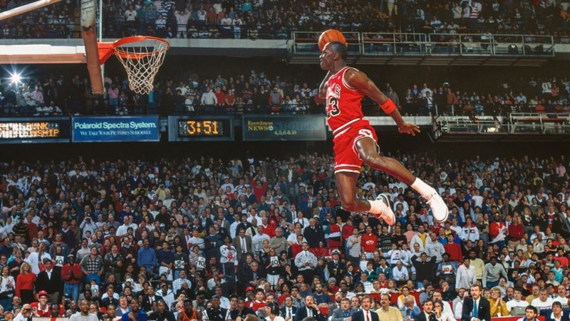 Hình nền bóng rổ với Allen Iverson trong khoảnh khắc solo trên sân