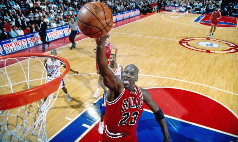 Hình nền bóng rổ với LeBron James trong một pha đột phá mạnh mẽ