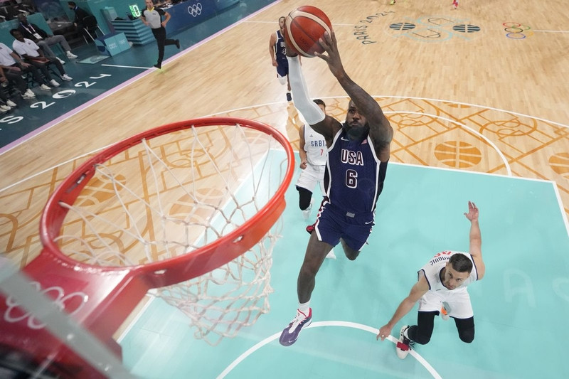 Hình nền bóng rổ với Stephen Curry thực hiện cú ném 3 điểm đặc trưng