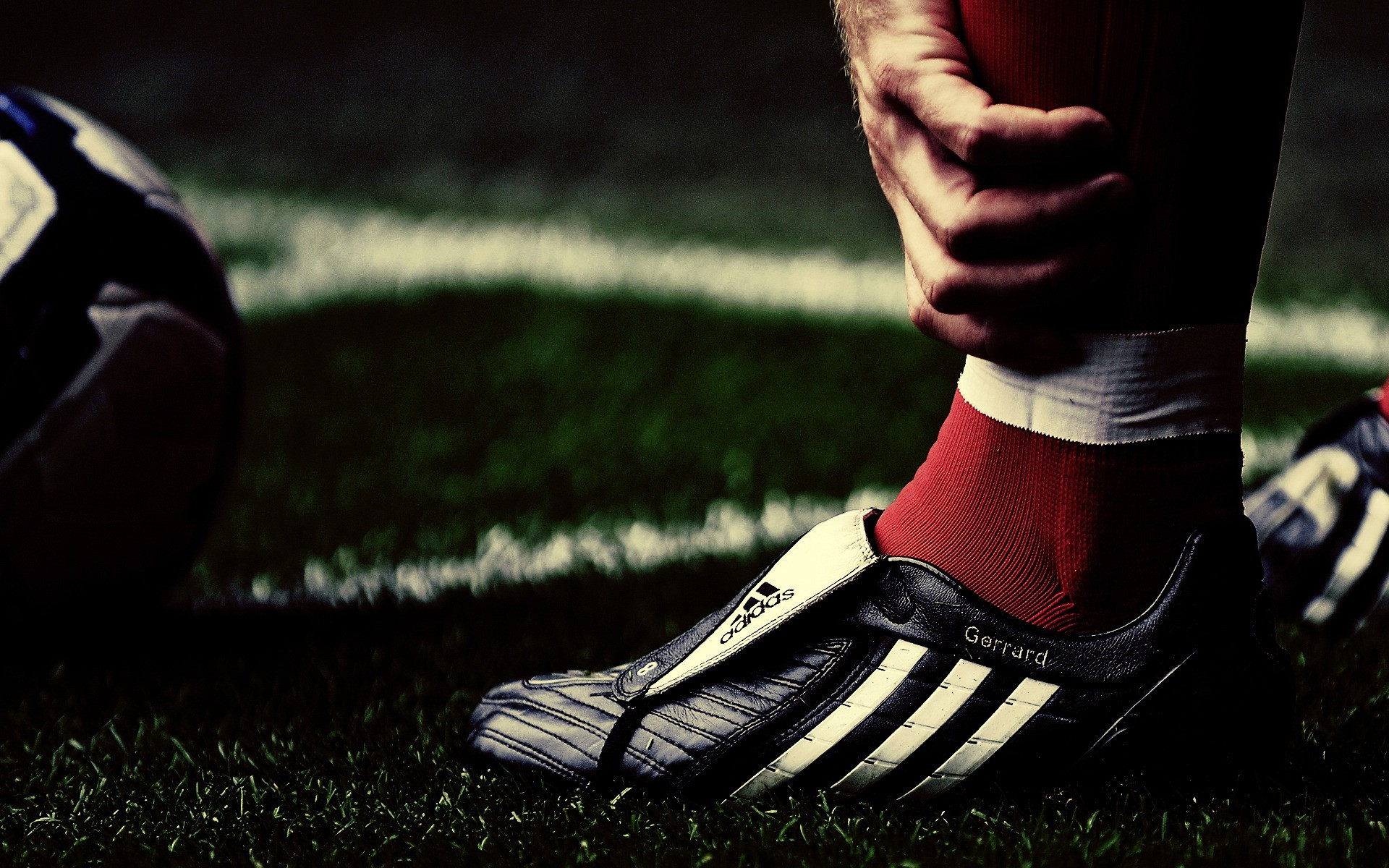 Hình nền Steven Gerrard với giày Adidas Predator trên sân bóng