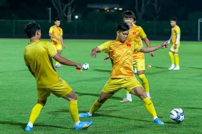 HLV Hoàng Anh Tuấn đưa ra chiến thuật cho Olympic Việt Nam trước thềm ASIAD 2023.