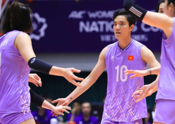 HLV Nguyễn Tuấn Kiệt chỉ đạo đội tuyển bóng chuyền nữ Việt Nam trong trận chung kết AVC Nations Cup