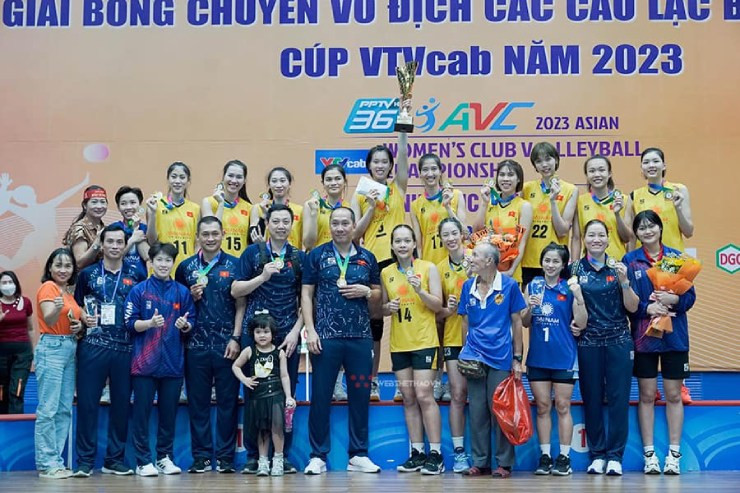 HLV Nguyễn Tuấn Kiệt và đội tuyển bóng chuyền nữ Việt Nam mừng chiến thắng tại AVC Challenge Cup 2023, khẳng định vị thế trên đấu trường châu lục.