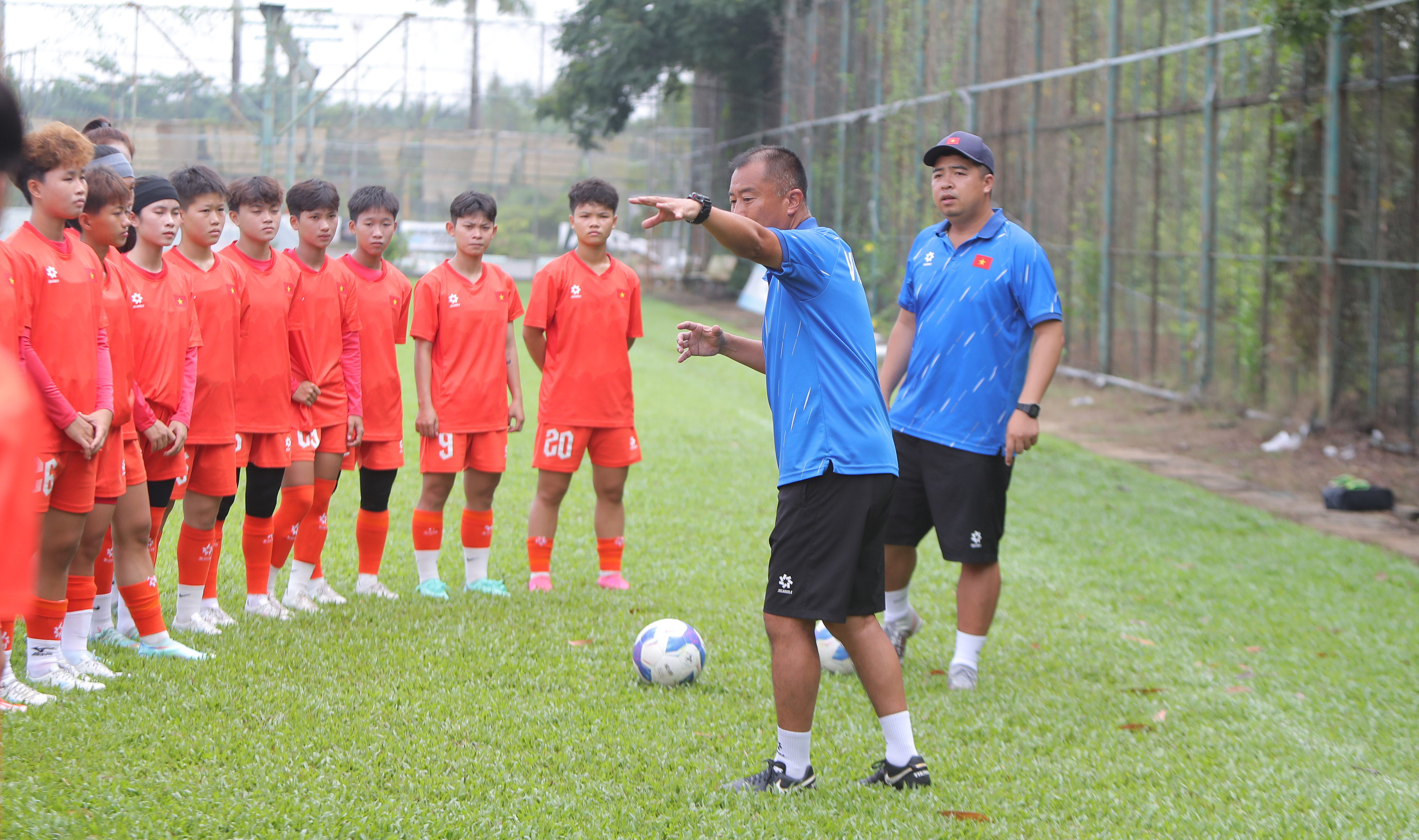 HLV Okiyama Masahiko cùng đội tuyển U19 nữ Việt Nam trên sân tập, hướng tới lịch thi đấu bóng đá U19 Đông Nam Á