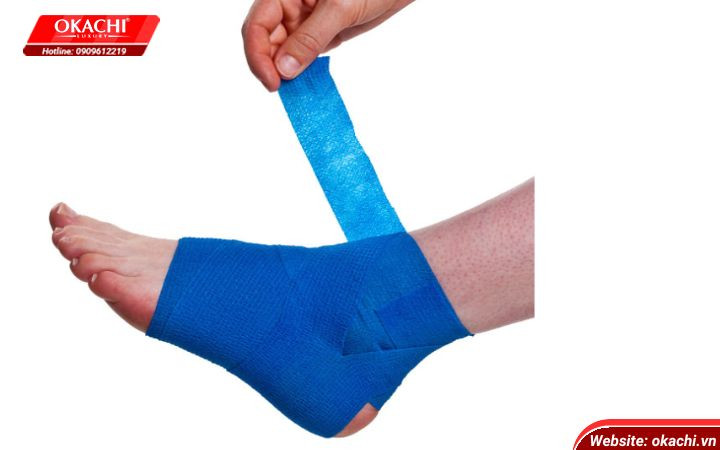Hoàn tất cách băng chân khi đá bóng bằng vòng quấn cuối cùng để cố định chắc chắn