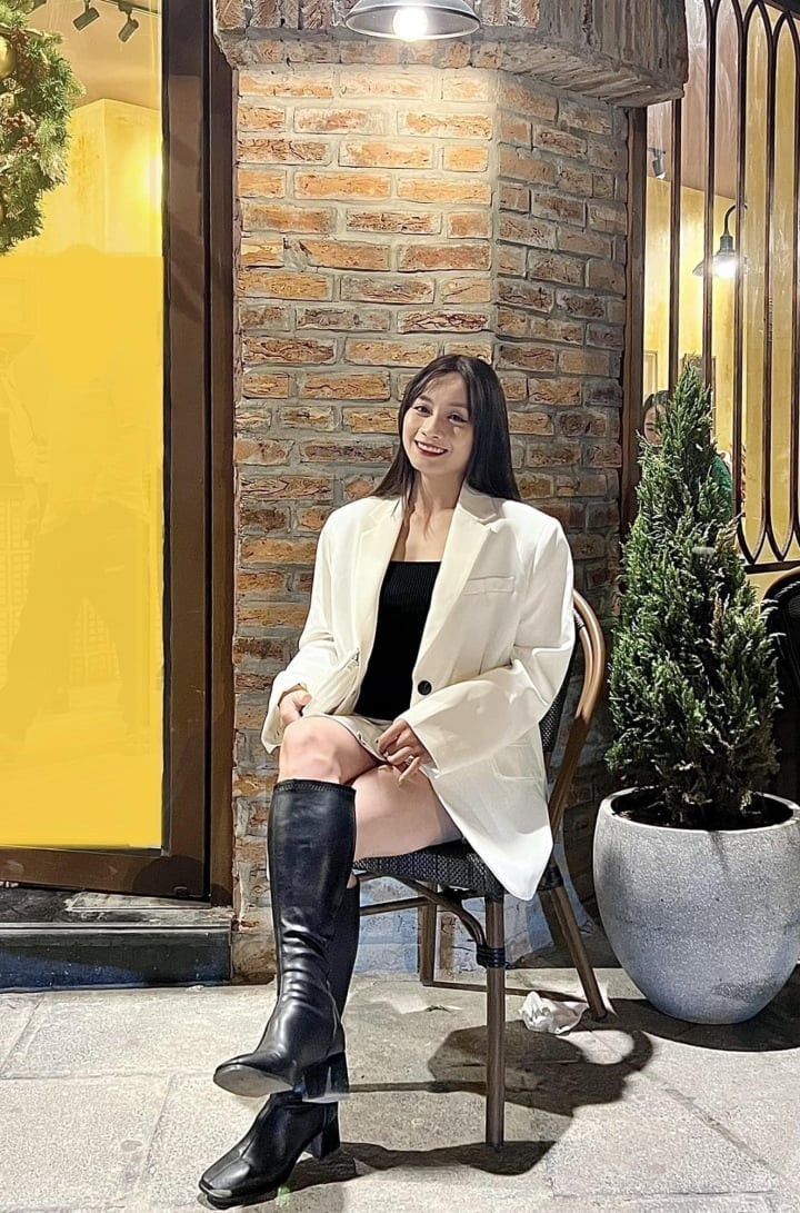 Hoàng Thị Loan trong buổi ra mắt sản phẩm cá nhân