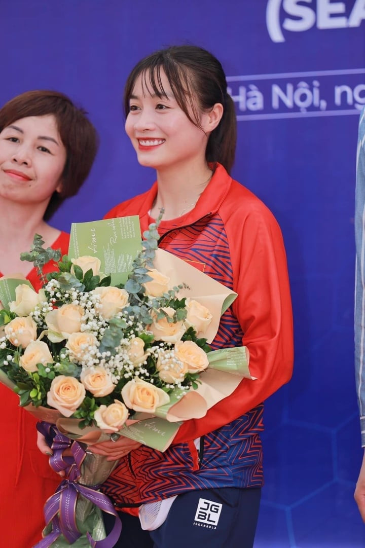 Hoàng Thị Loan trong trang phục thể thao năng động