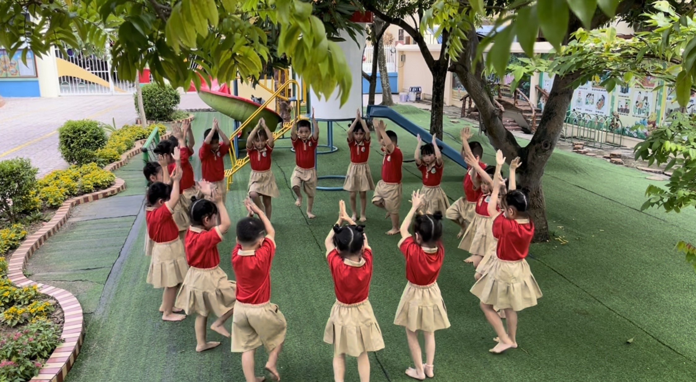 Hoạt động thể dục buổi sáng tại trường mầm non An Hưng, nơi trò chơi vận động chuyền bóng được tích hợp