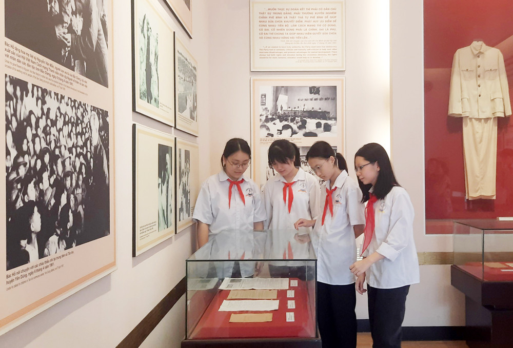 Học sinh Bắc Giang tìm hiểu lịch sử tại Bảo tàng, nơi lưu giữ tư liệu về khán đài A và những lần Bác Hồ về thăm.