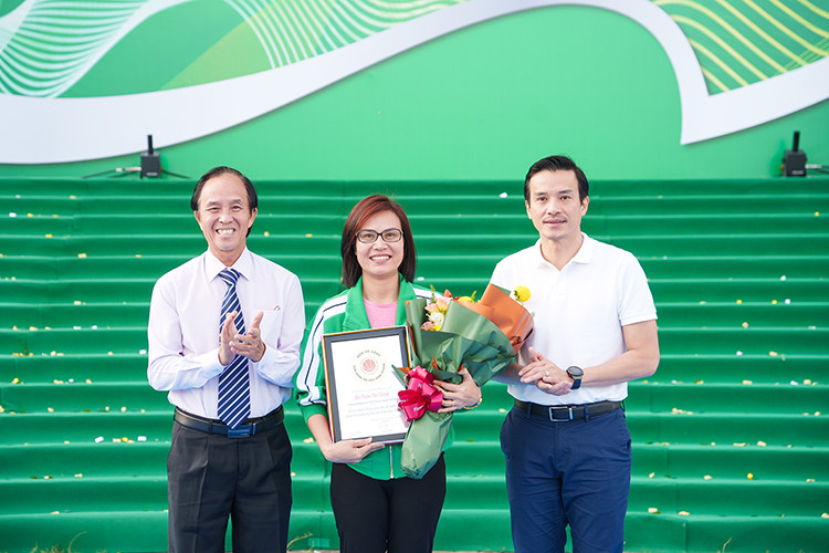 Học sinh hăng hái tham gia giải bóng rổ Milo tại Nhà thi đấu Phú Thọ, TP.HCM