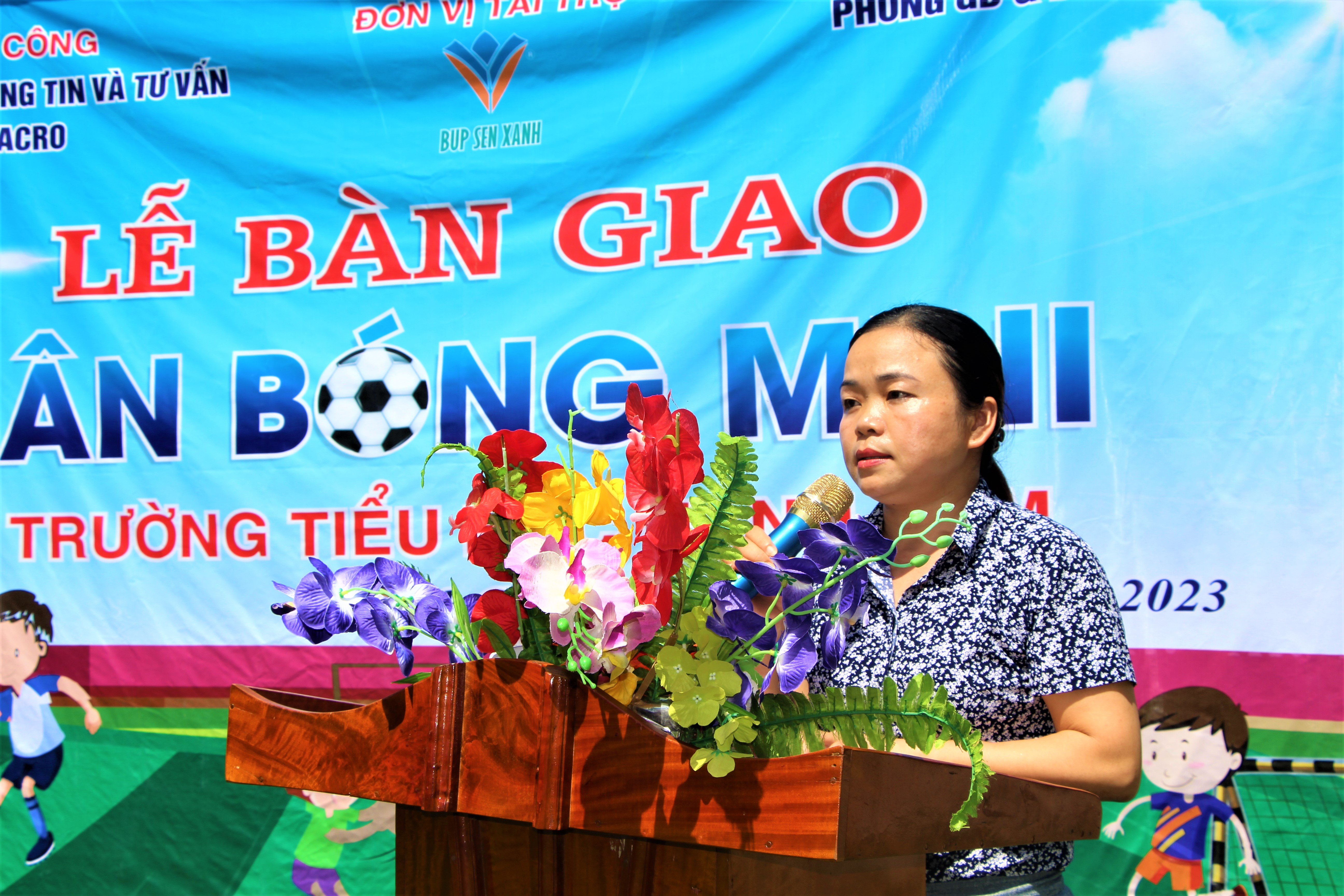 Học sinh tham gia các hoạt động thể thao vui vẻ trên sân bóng đá nhân tạo, được ghi nhận bởi Lan Anh.