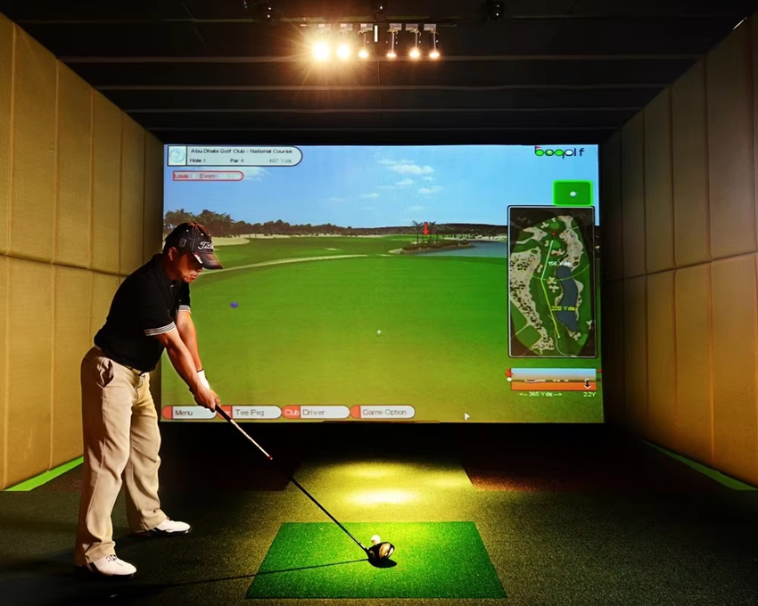 Học viên luyện tập kỹ năng trong phòng golf 3D, một phần quan trọng của lộ trình học chơi golf