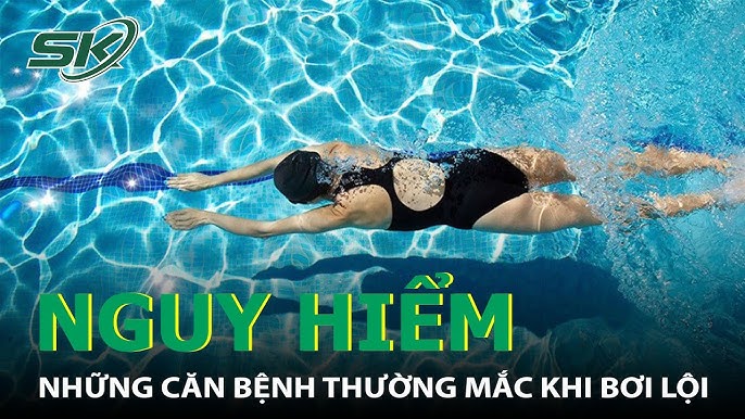 Cận cảnh mặt nước trong xanh của một bể bơi ngoài trời với nhiều người đang bơi lội