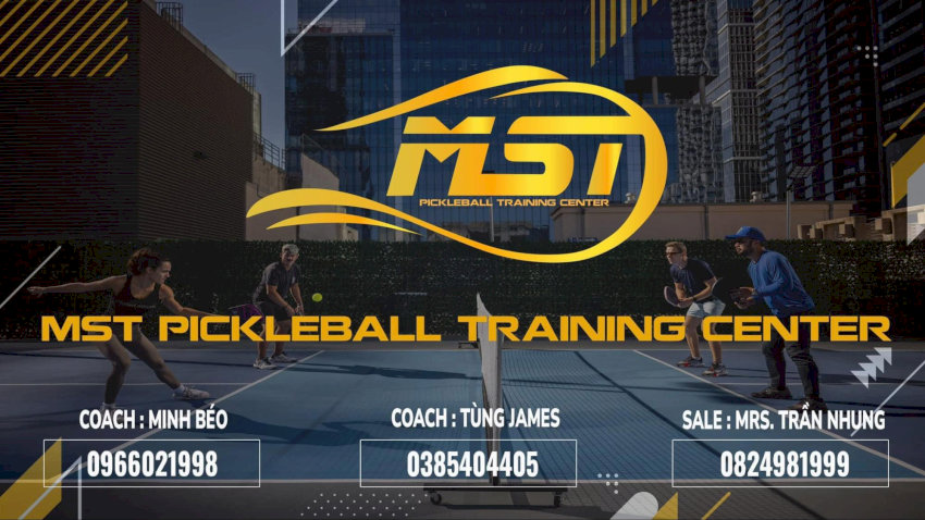 Huấn luyện viên Pickleball giàu kinh nghiệm hướng dẫn kỹ thuật cho học viên tại MST Pickleball Training Center, đảm bảo tiến bộ