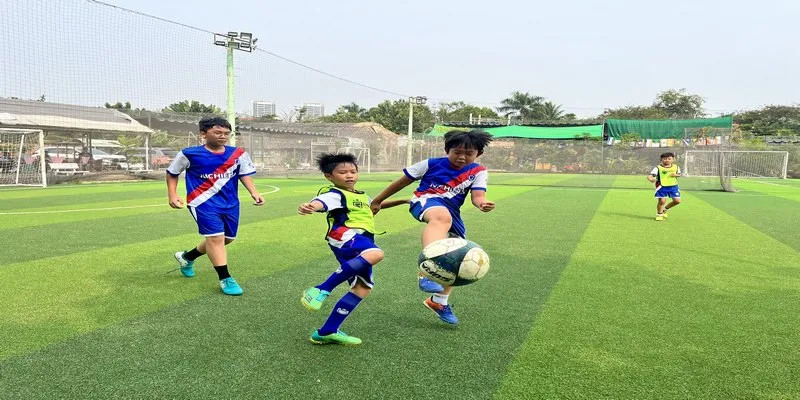 Huấn luyện viên hướng dẫn đội trẻ, bước đầu tiên trong cách xin vào câu lạc bộ bóng đá