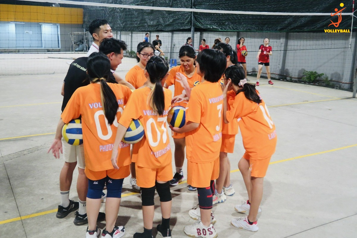Huấn luyện viên hướng dẫn kỹ thuật bóng chuyền trong lớp học tập trung vào tăng chiều cao