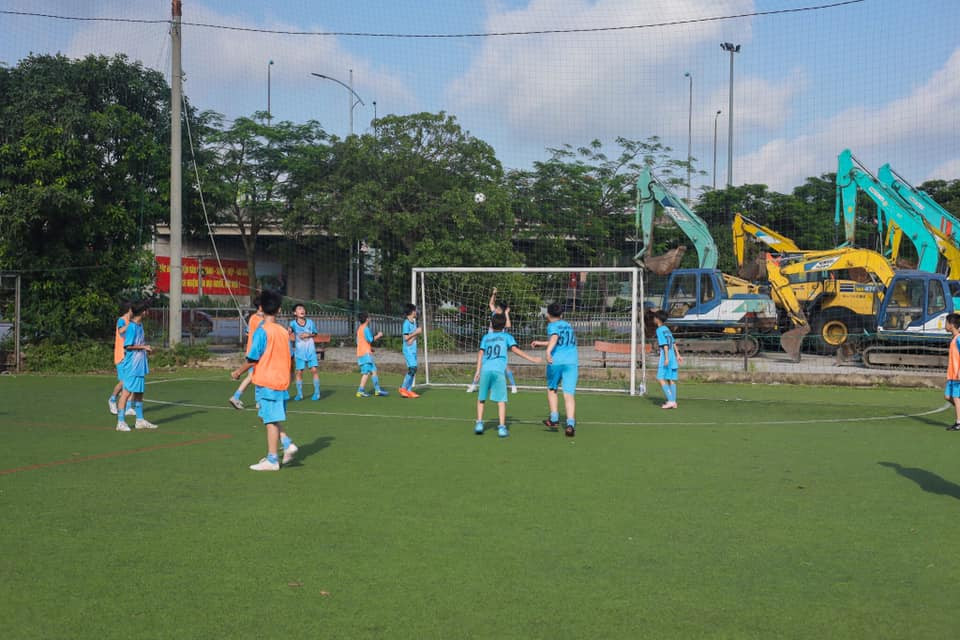 Huấn luyện viên hướng dẫn kỹ thuật bóng chuyền