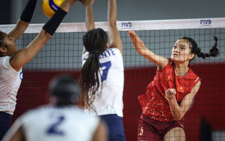 Huấn luyện viên Nguyễn Tuấn Kiệt chỉ đạo đội bóng chuyền nữ Việt Nam trong một trận đấu căng thẳng - Ảnh 2