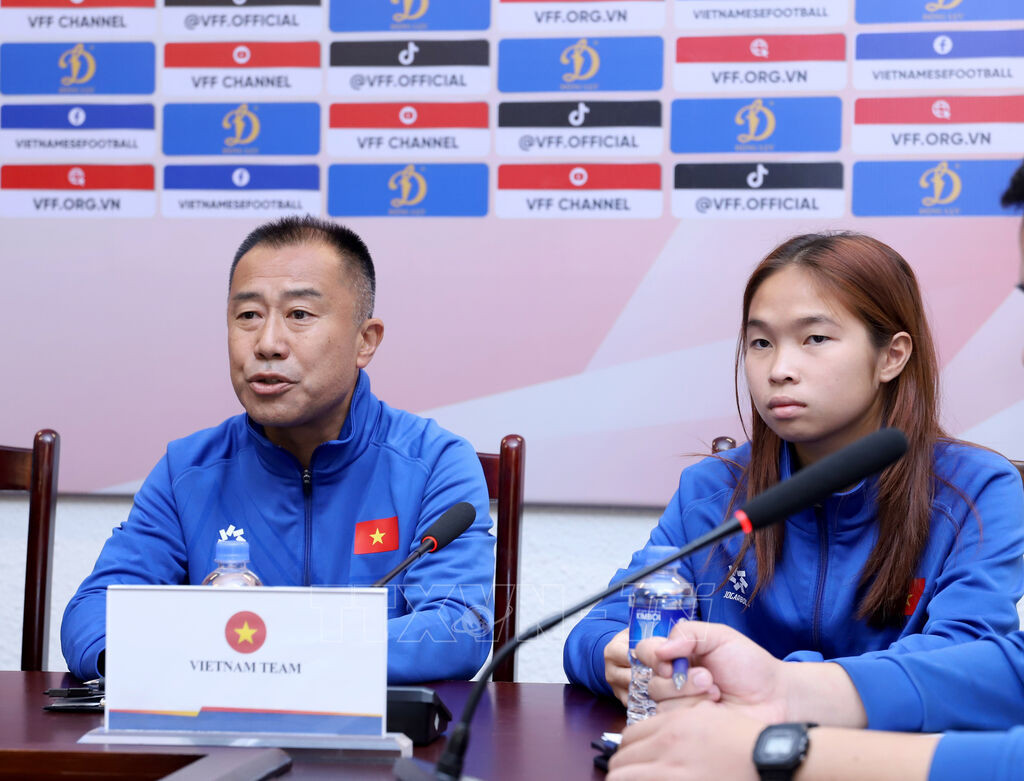 Huấn luyện viên trưởng Đội tuyển U17 nữ Việt Nam Okiyama Masahiko chia sẻ tại buổi họp báo