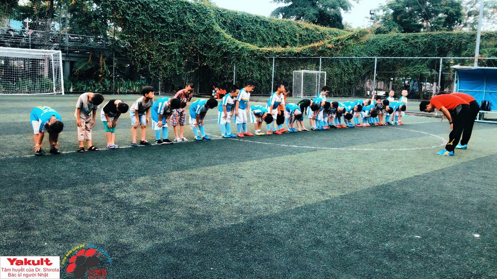 Huấn luyện viên VJSS đang hướng dẫn các cầu thủ nhí trong buổi tập bóng đá, thể hiện sự chuyên nghiệp và tận tâm