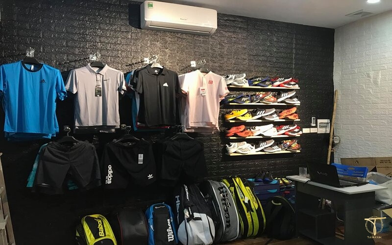 Hùng Sport, một shop bán giày đá bóng adidas đáng tin cậy với không gian mua sắm rộng rãi.