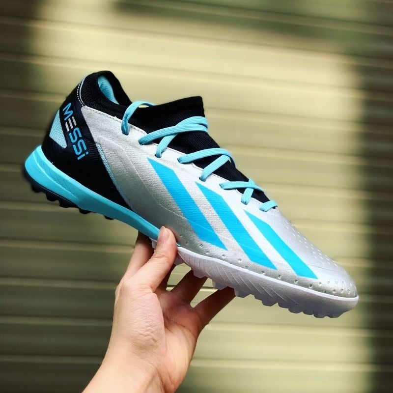 Giá cả của giày đá bóng Adidas chính hãng phản ánh chất lượng và công nghệ sản phẩm