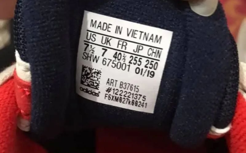 Tem giày Adidas chính hãng được in sắc nét, thể hiện sự tỉ mỉ