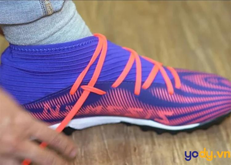 Hướng dẫn cách thắt giày bóng đá với kiểu Runner’s loop chống tuột hiệu quả