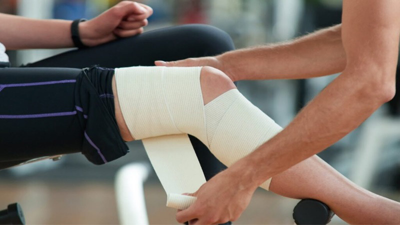 Hướng dẫn chi tiết cách quấn băng đầu gối đá bóng bằng băng keo tự dính để tối ưu bảo vệ