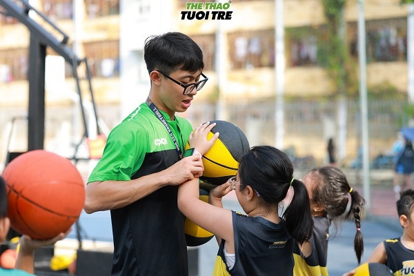 Hướng dẫn trẻ em kỹ thuật ném rổ, xây dựng nền tảng cho các kỹ năng phức tạp hơn như cách bẻ mắt cá chân sau này.