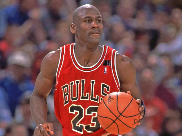Huyền thoại bóng rổ Michael Jordan biểu diễn kỹ năng trên sân đấu NBA