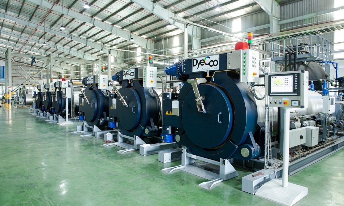 Cận cảnh vải dệt Biton với sợi nhuộm và không nhuộm xen kẽ