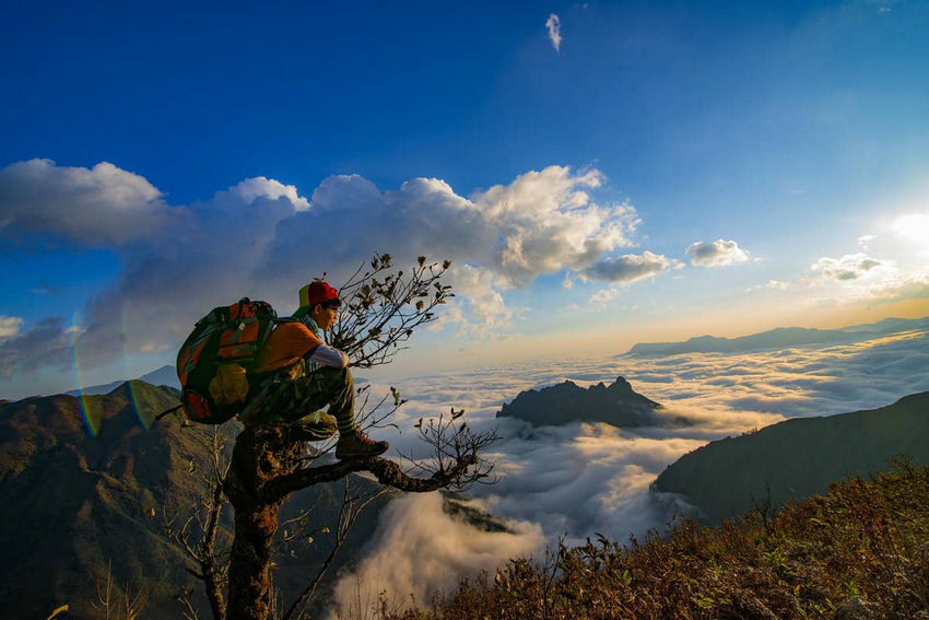 Tầm nhìn toàn cảnh dãy núi Hoàng Liên Sơn từ đỉnh Bạch Mộc Lương Tử