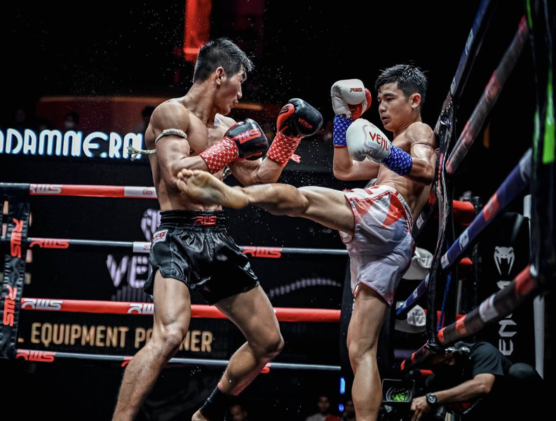 Võ sĩ Muay Thai đang tập luyện với dụng cụ bảo hộ đầy đủ, giảm thiểu rủi ro chấn thương