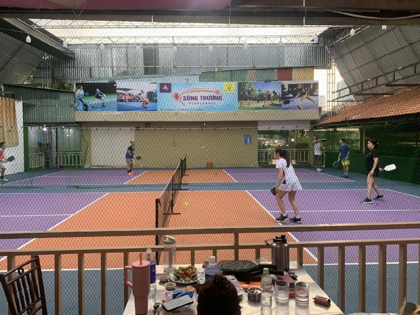 Sân Pickleball Sông Thương rộng rãi thoáng mát đạt tiêu chuẩn
