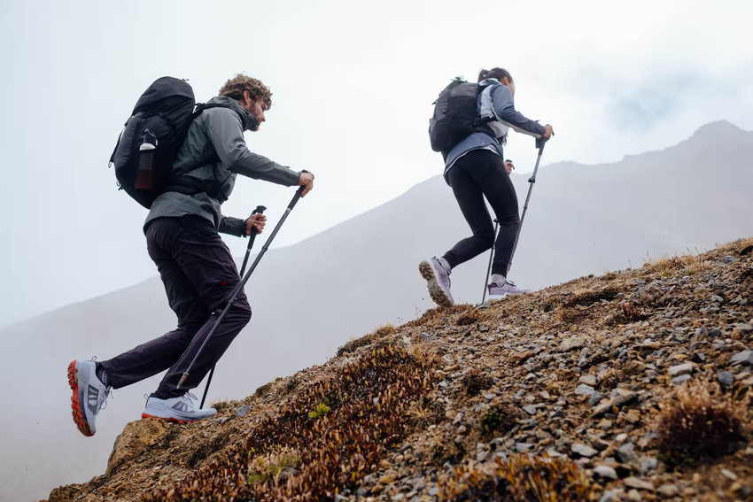 Giày trekking, balo và gậy leo núi là những phụ kiện không thể thiếu khi chinh phục Bạch Mộc Lương Tử
