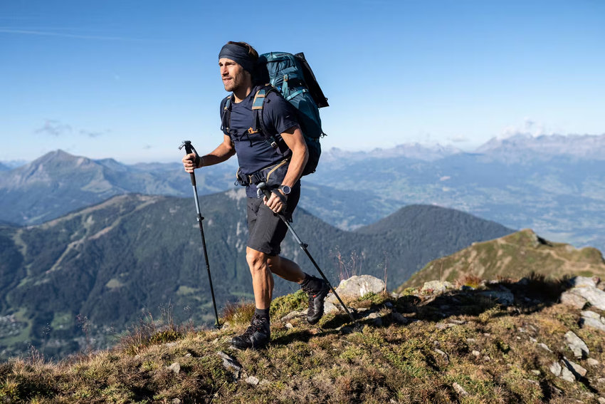 Hành trang cần thiết cho chuyến leo Núi Langbiang, bao gồm giày và ba lô trekking