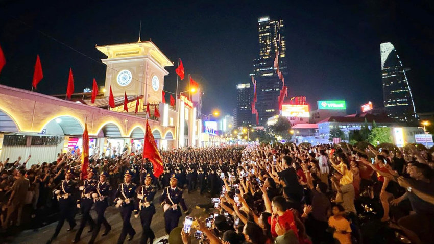 Thanh niên Việt Nam tham gia diễu binh trong Concert Quốc Gia, biểu tượng tự hào dân tộc