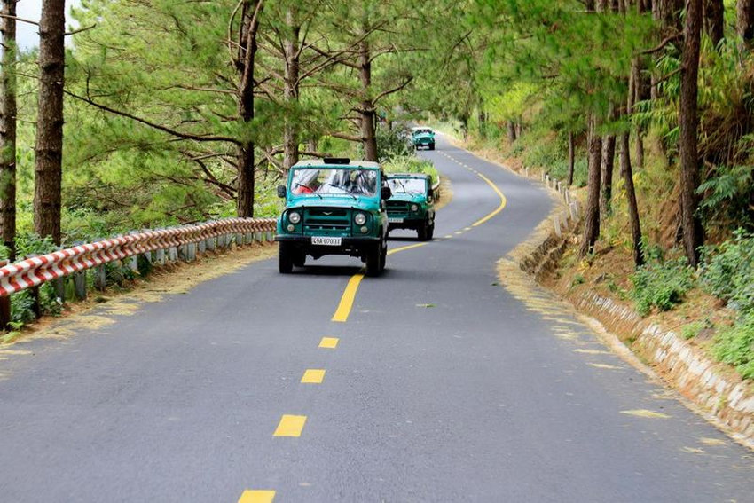 Xe Jeep đưa du khách lên Đồi Radar Núi Langbiang, chuẩn bị trekking đỉnh Ông
