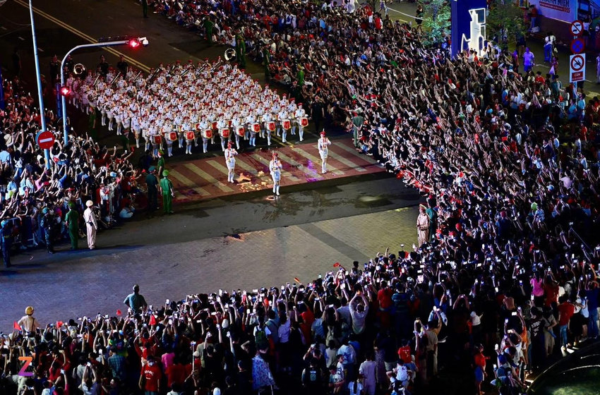 Người dân Việt Nam, từ trẻ đến già, thể hiện lòng yêu nước tại sự kiện Concert Quốc Gia